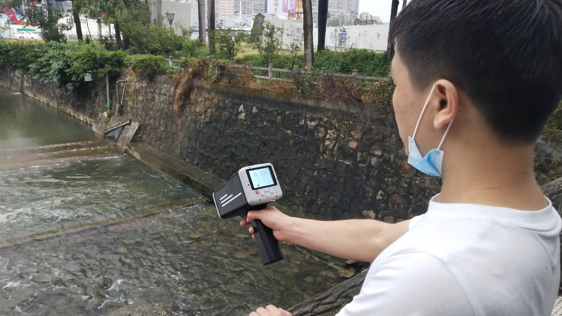 華聚科儀自主研發的電波流速儀雨天野外做測試